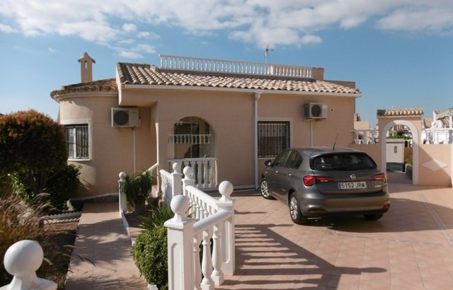 Detached villa with pool in La Marina