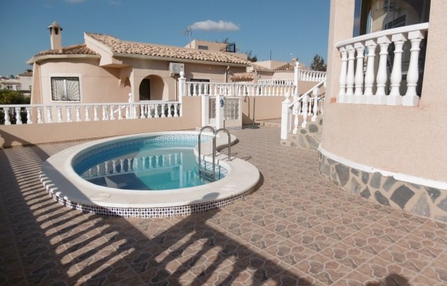 Detached villa with pool in La Marina