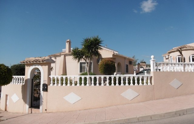 Detached villa with pool in La Marina