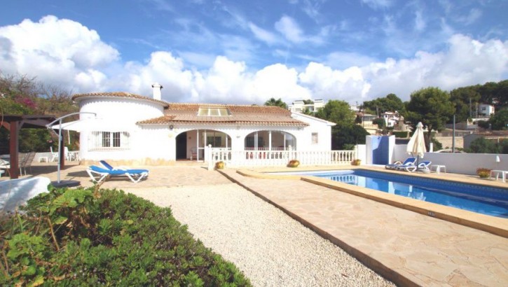 BONITA VILLA CON PISCINA EN BENISSA