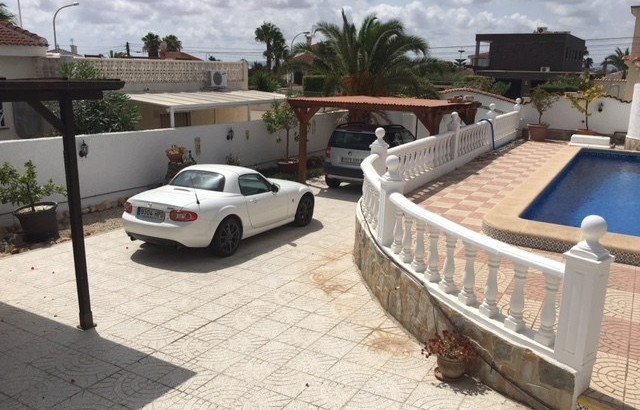South facing villa with pool in Quesada