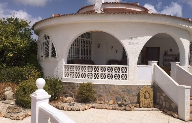 South facing villa with pool in Quesada