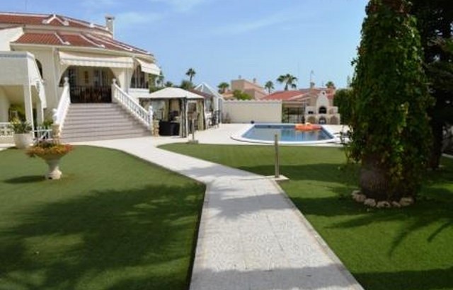 Huge villa with luxury extras in Quesada