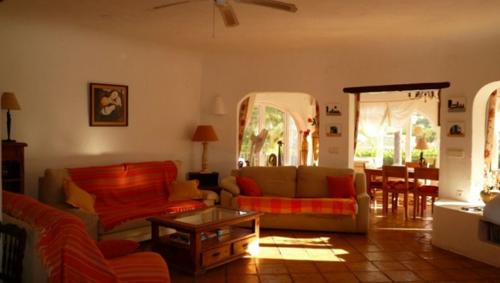 Villa orientada al sur con vistas en Moraira
