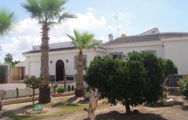 Villa bonita con un tereno grande en Los Montesinos