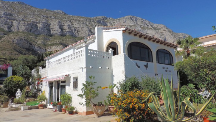 Spacious villa with sea view in Denia