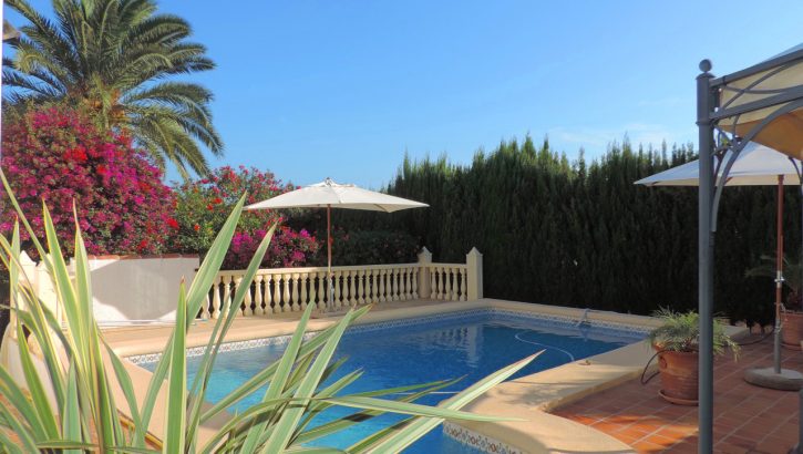 Villa con vistas y piscina en Denia