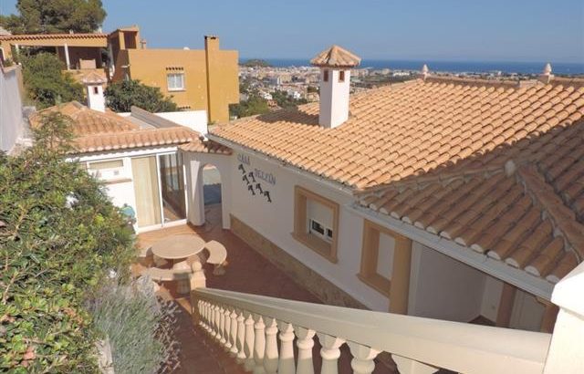 Villa moderna con vistas hermosas en Denia