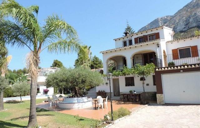 Huge villa with great sea views in Denia