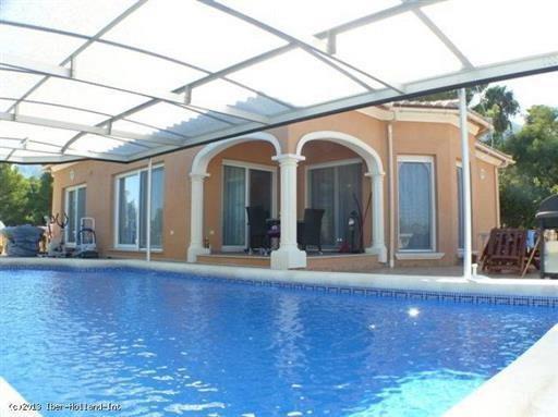 Nice villa with apartment and pool in Denia