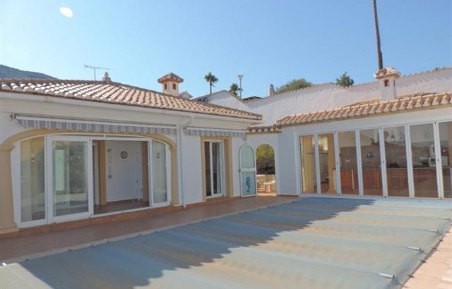 Villa moderna con vistas hermosas en Denia