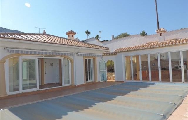 Modern villa with fantastic views in Denia