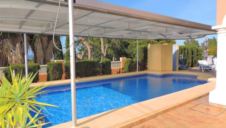 Nice villa with apartment and pool in Denia