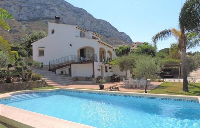 Huge villa with great sea views in Denia