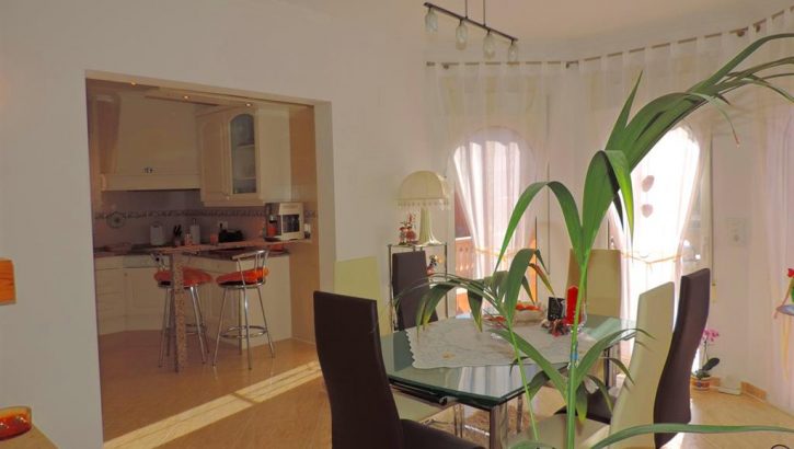 Nice villa with apartment and pool in Denia