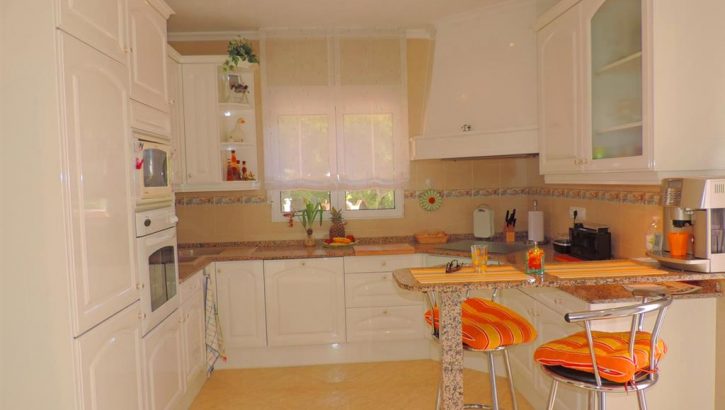 Nice villa with apartment and pool in Denia