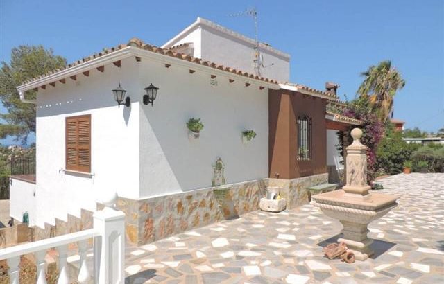 Huge villa with great sea views in Denia