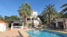 Villa hermosa con vistas y piscina en Denia