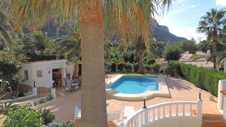 Villa hermosa con vistas y piscina en Denia