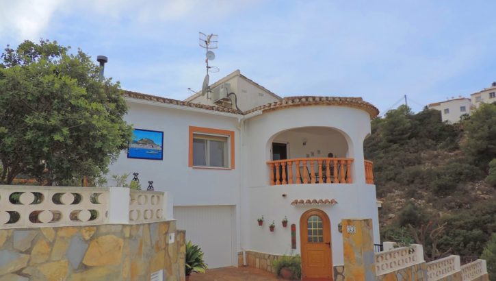 Villa in quiet area with sea view in Denia