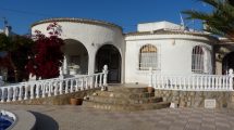 Bonita villa con piscina en Torrevieja