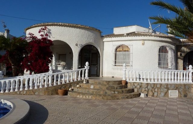 Charming detached villa with pool at Torrevieja