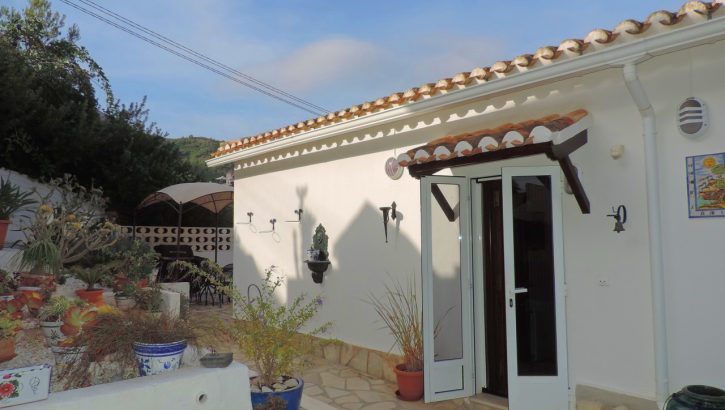 Villa in quiet area with sea view in Denia