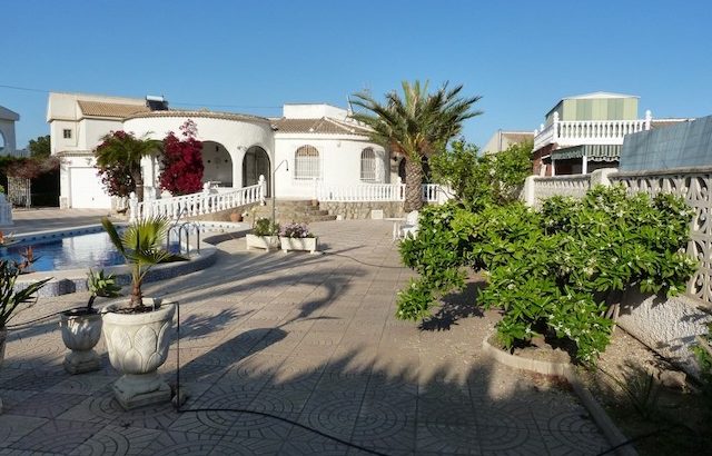 Charming detached villa with pool at Torrevieja