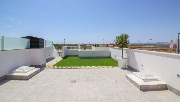 Moderne ebenerdige Häuser am Golfplatz in Murcia