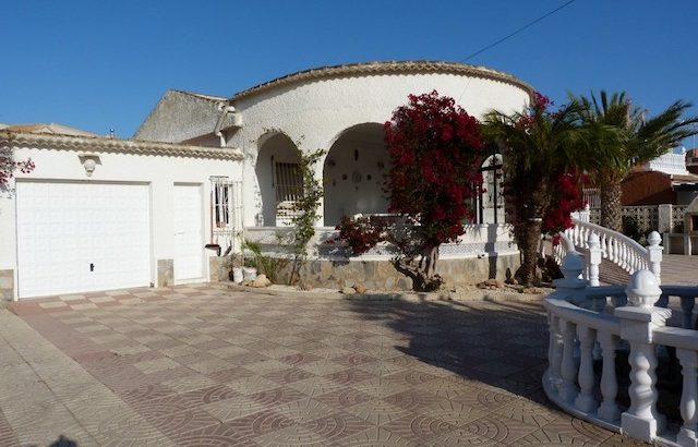 Bonita villa con piscina en Torrevieja