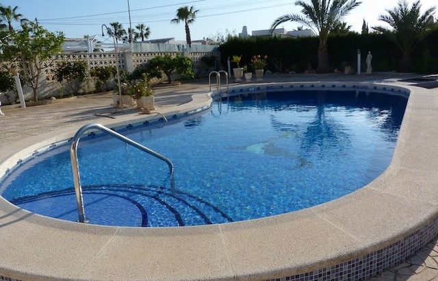 Bonita villa con piscina en Torrevieja