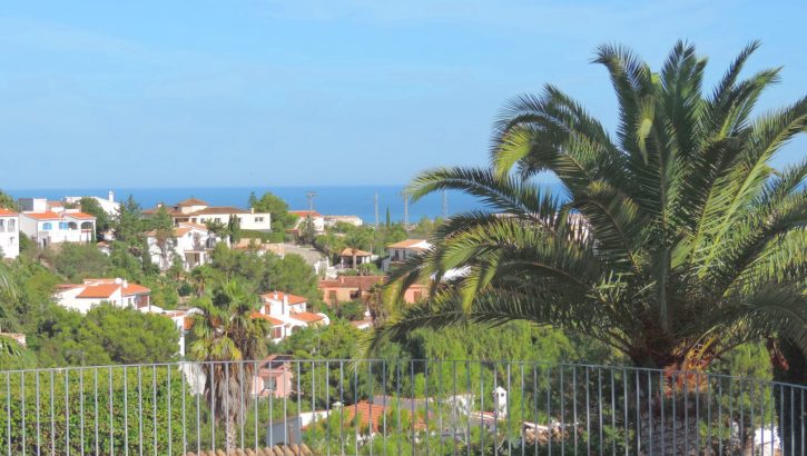 Villa in quiet area with sea view in Denia