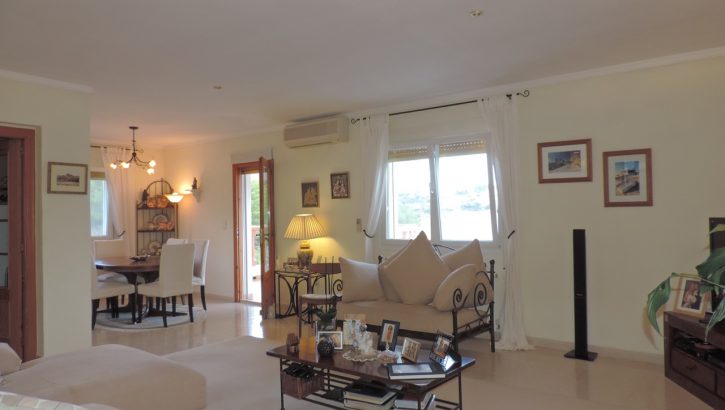 Villa in quiet area with sea view in Denia