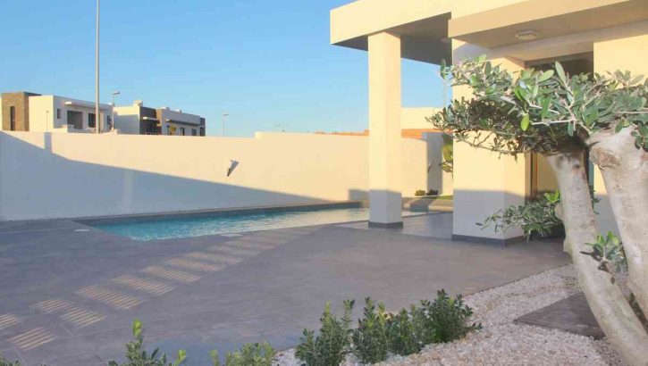 Lovely new construction villas with pool in Benijofar