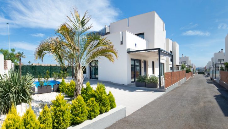 Charming new villas with pool in Torrevieja