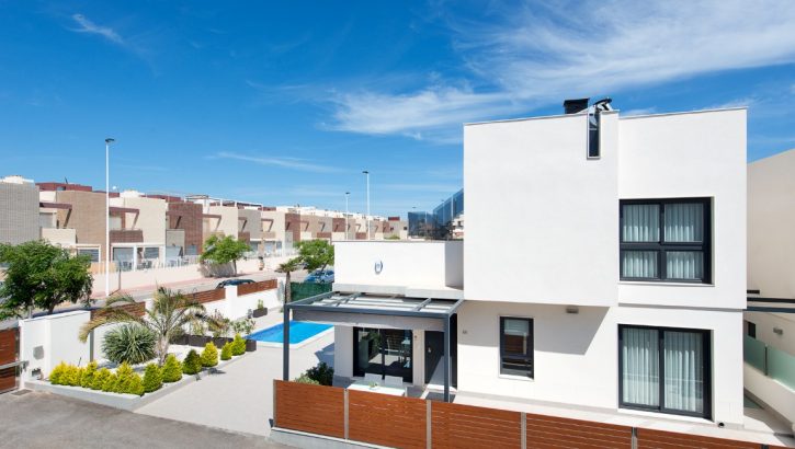 Villas nuevas con piscina en Torrevieja