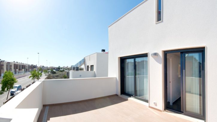 Charming new villas with pool in Torrevieja