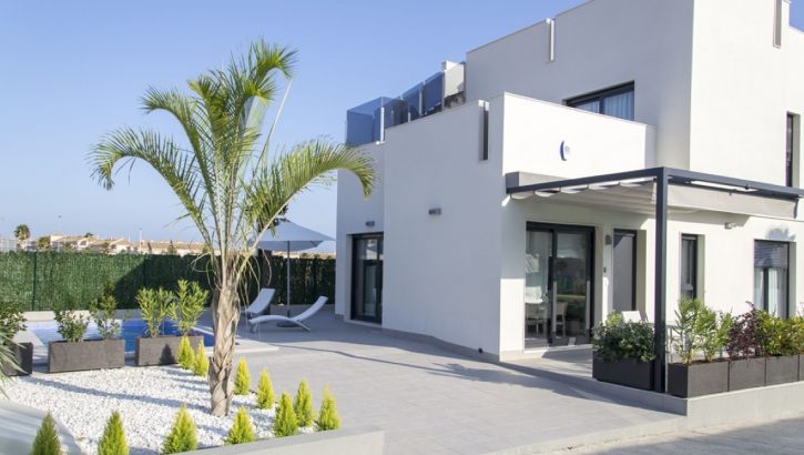 Charming new villas with pool in Torrevieja