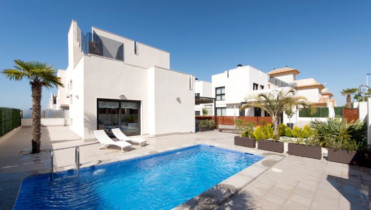 Villas nuevas con piscina en Torrevieja