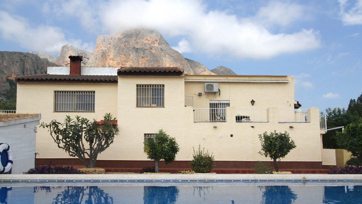 Villa im Landhausstil auf großem Grundstück in Polop Costa Blanca