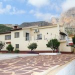 Villa im Landhausstil auf großem Grundstück in Polop Costa Blanca