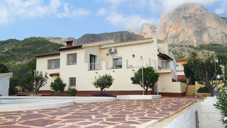 Villa im Landhausstil auf großem Grundstück in Polop Costa Blanca