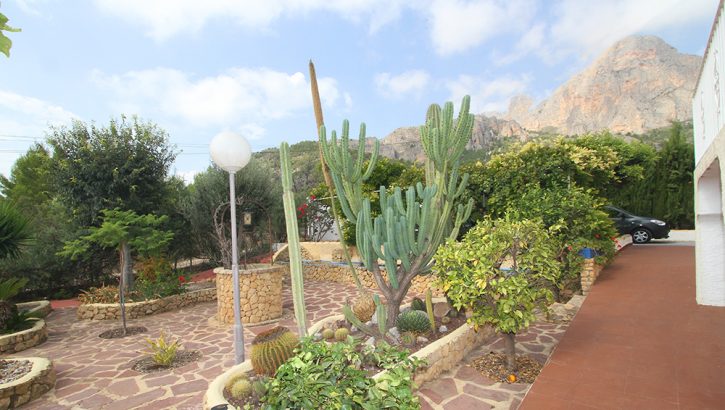 Villa im Landhausstil auf großem Grundstück in Polop Costa Blanca