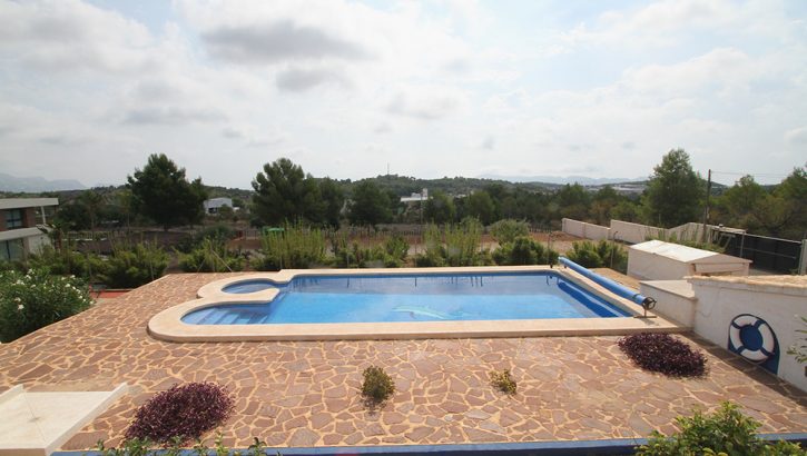 Villa im Landhausstil auf großem Grundstück in Polop Costa Blanca