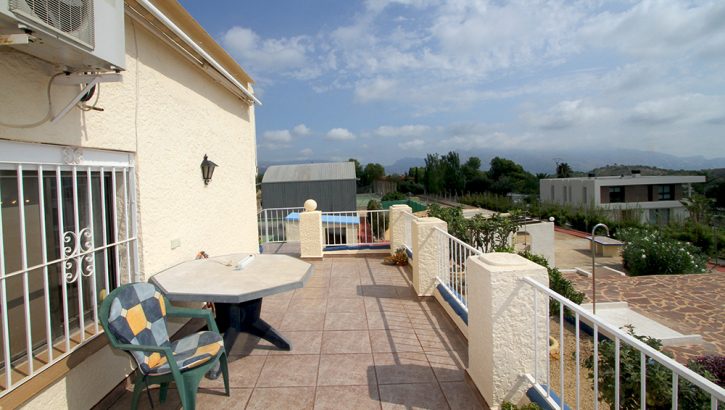 Villa im Landhausstil auf großem Grundstück in Polop Costa Blanca