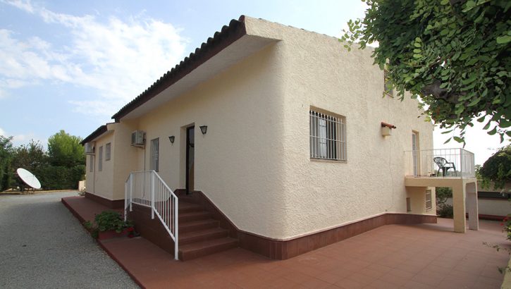 Villa im Landhausstil auf großem Grundstück in Polop Costa Blanca