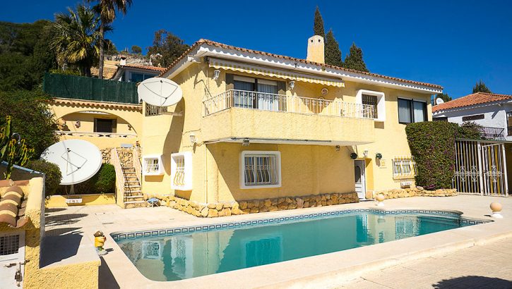 Chalet con piscina y vistas al mar en Alfaz del Pi Costa Blanca