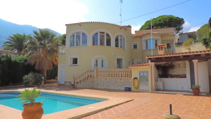 Chalet grande con piscina en Denia Costa Blanca