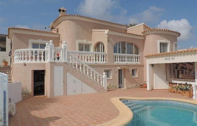 Villa with guest apartment in Denia