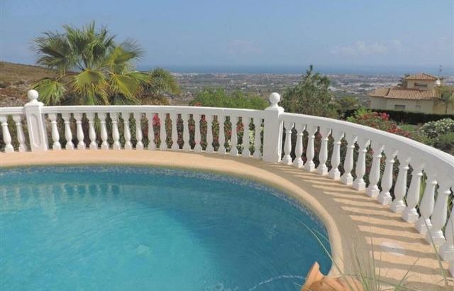 Villa with guest apartment in Denia